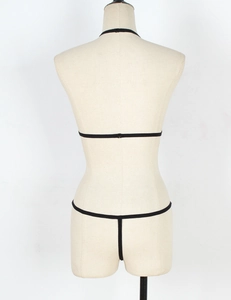 Vista posteriore di lingerie nera con lacci elastici e reggiseno con chiusura sottile