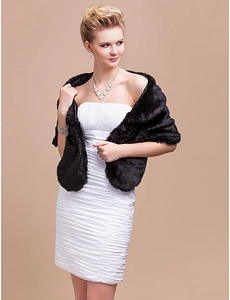 Détail d'un châle de mariage luxueux en fausse fourrure noire avec doublure en satin