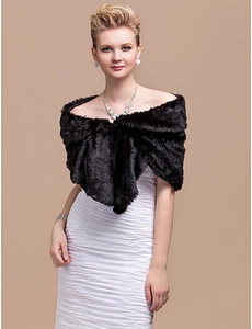 Vue détaillée du châle en fausse fourrure noire avec revers moelleux pour robe de soirée
