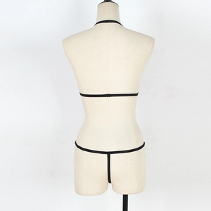 Completo intimo sexy in pizzo nero con reggiseno allacciato al collo e perizoma