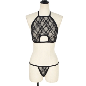 Set lingerie in pizzo nero con top a lupetto traforato e perizoma coordinato