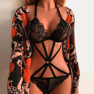 Body sexy en dentelle noire avec bretelles et ensemble kimono léger à motif floral