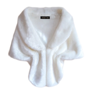 Détail du châle en fausse fourrure blanche montrant la texture douce et la doublure en soie