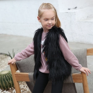 Detailansicht der schwarzen Kunstpelzweste mit rosa-violettem Sweatshirt für Kinder im Winter