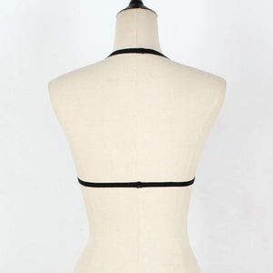 Détail d'un soutien-gorge à lanières noires élastiques avec dos nu et fermoir