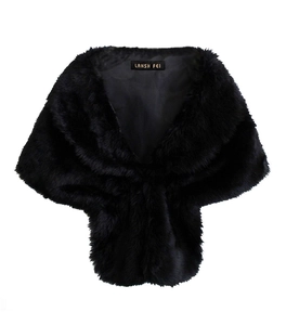 Détail d'un châle noir en fausse fourrure avec doublure en satin lisse et étiquette