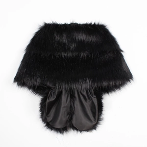Détail d'une étole en fausse fourrure noire avec texture brillante et doublure satin