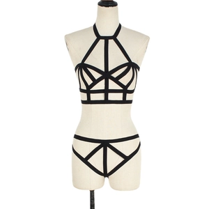 Sexy zwarte harnas lingerieset met elastische bandjes en een stijlvol opengewerkt design