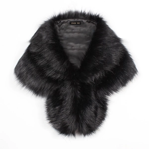 Détail de cape en fausse fourrure noire avec texture dense et doublure en satin