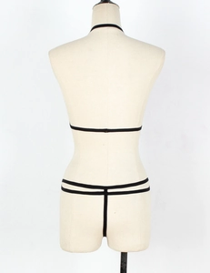 Détail d'un ensemble de lingerie à lanières noires avec bandes élastiques sur un mannequin