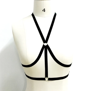 Détail du harnais de corps élastique noir avec anneaux métalliques et sangles en forme de Y