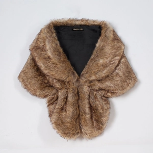 Détail d'un châle en fausse fourrure marron avec doublure noire lisse et étiquette de marque