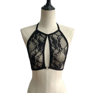 Detalle de bralette de encaje negro que muestra la textura floral y el aro metálico plata