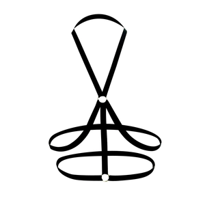 Détail d'un harnais corporel élastique noir avec anneaux métalliques et sangles punk