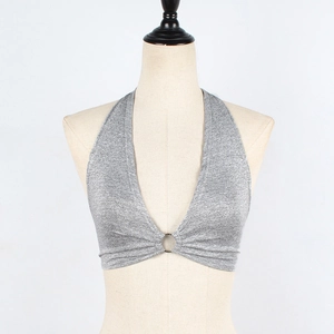 Détail du crop top licou gris chiné avec anneau métallique et décolleté plongeant