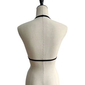 Detalle de la estructura de tirantes finos en un top de bralette de encaje negro