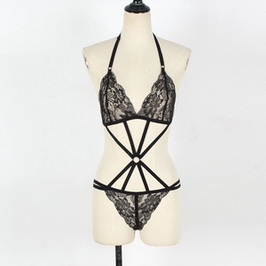 Body sexy en dentelle noire avec design dos nu et détails de sangles style cage