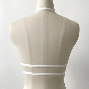 Weißes elastisches Strappy-Bralette-Accessoire mit Neckholder und überkreuztem Rücken