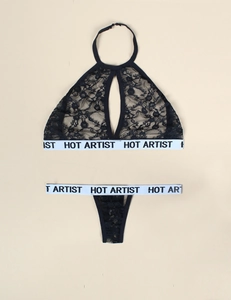 Détail d'un ensemble lingerie en dentelle noire avec élastique HOT ARTIST et licou sexy