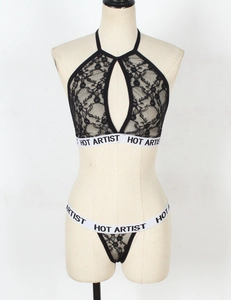 Détail d'un ensemble de lingerie en dentelle noire avec découpe et bande élastique