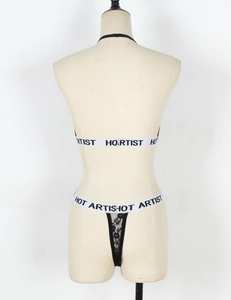 Vue arrière de l'ensemble de lingerie en dentelle noire avec bandes élastiques lettrées