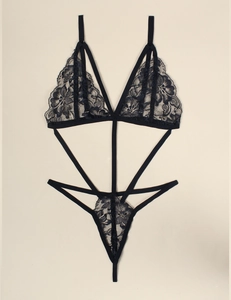 Vue détaillée du body en dentelle noire sexy avec bretelles élastiques et bonnets en dentelle