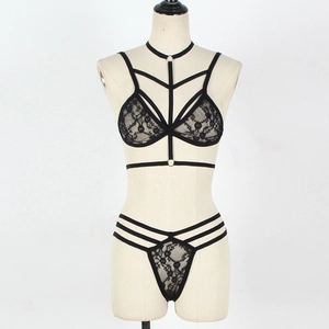 Sexy schwarzes Spitzen-Dessous-Set mit Riemchen-Design und Metallring auf Schaufensterpuppe