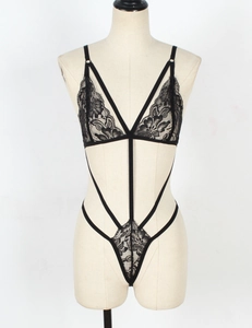Détail d'un body en dentelle noire avec col en V profond et motifs floraux délicats