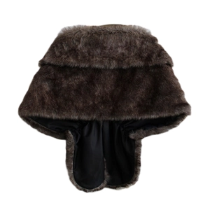 Détail d'un châle en fausse fourrure marron foncé avec texture douce et doublure en soie