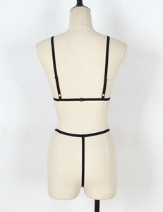 Vue arrière détaillée d'un ensemble de lingerie noire avec bretelles réglables sur un mannequin