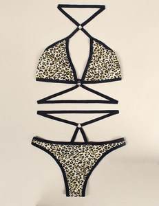 Détail du bikini imprimé léopard avec haut licou et connecteurs à anneaux métalliques