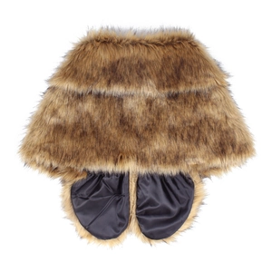 Détail d'une cape en fausse fourrure avec texture brune et poches doublées de satin noir