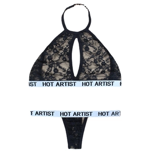 Ensemble lingerie en dentelle noire avec soutien-gorge licou et bande élastique