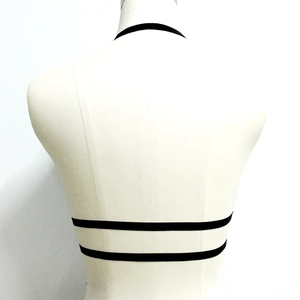 Détail de bretelles de lingerie noires élastiques avec un design géométrique à double bande