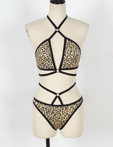 Détail d'un bikini imprimé léopard avec anneaux métalliques et lanières croisées