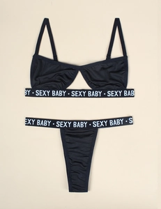 Detail des schwarzen Dessous-Sets mit elastischem Bund und Sexy Baby-Buchstabenaufdruck
