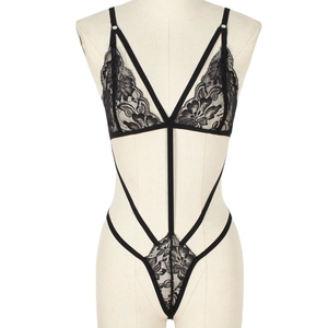 Body sexy en dentelle florale noire avec décolleté en V plongeant et découpes chic