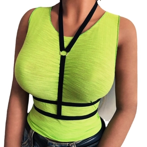 Harnais de corps élastique noir avec anneaux métalliques argentés pour tenues de mode