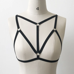 Imbracatura reggiseno a gabbia nera da donna con elastici e anelli in metallo su manichino