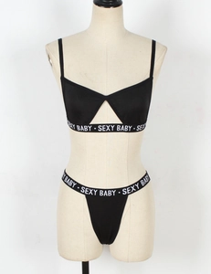 Detailansicht des schwarzen Dessous-Sets mit Sexy Baby Buchstaben-Gummiband und Ausschnitt