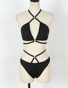Détail d'un ensemble de lingerie noire sexy avec bretelles croisées et anneaux métalliques