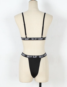 Detail des elastischen Bunds mit SEXY BABY Schriftzug am schwarzen Unterwäsche-Set