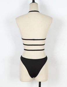 Détail de la conception du dos à brides noires et du tissu hautement extensible du bikini