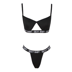 Detail eines schwarzen zweiteiligen Dessous-Sets mit weißem SEXY BABY Buchstabendruck