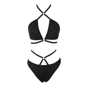 Détail d'un ensemble bikini noir sexy avec bretelles croisées et anneaux métalliques sur blanc