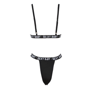 Detailansicht des schwarzen Lingerie-Sets mit Sexy Baby Buchstaben auf Elastikbändern
