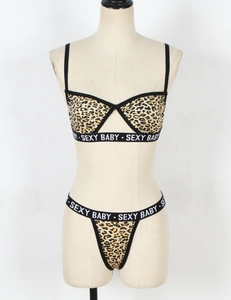 Details des Lingerie-Sets mit Leopardenmuster und elastischen Sexy Baby-Bändern