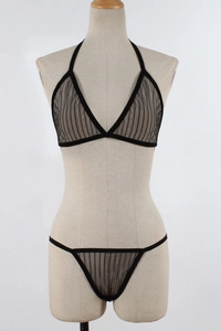 Vue détaillée de l'ensemble lingerie en résille rayée noire avec soutien-gorge et string