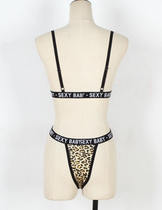 Rückansicht von Leoparden-Dessous-Set mit elastischen Trägern und Sexy Baby-Schriftzug