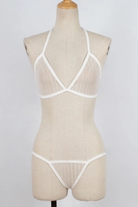 Détail du tissu côtelé blanc translucide sur l'ensemble soutien-gorge licou et string